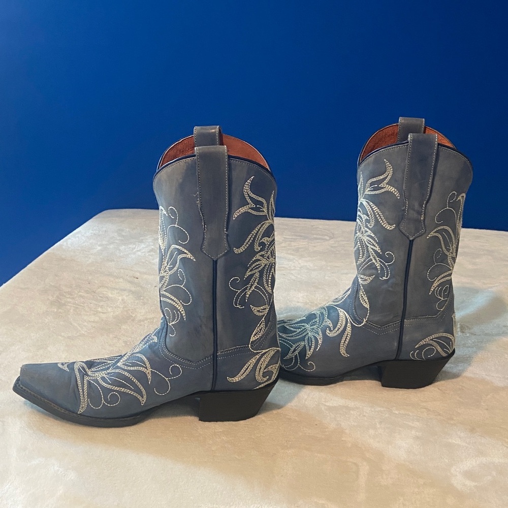 Gorgeous 😍 Dan Post Ladies Blue Cowboy Boots with White Embroidery Size 7 or 7.5 - Picture 4 of 16